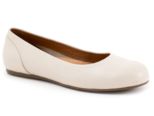 Softwalk Sonoma - Women's Flat Off White (115)