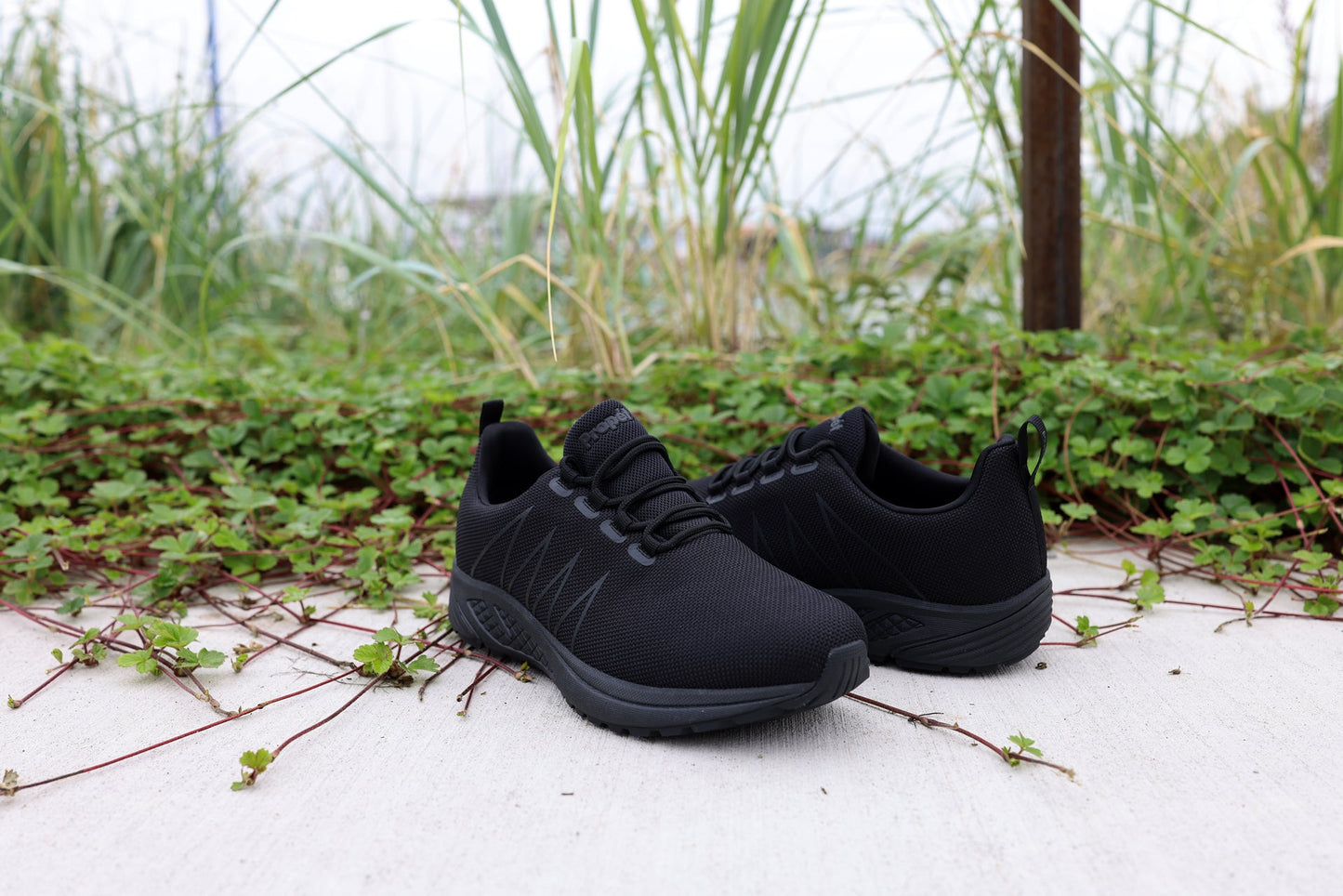 MAA262M TourKnit Trek OBB Lifestyle Sidewalk