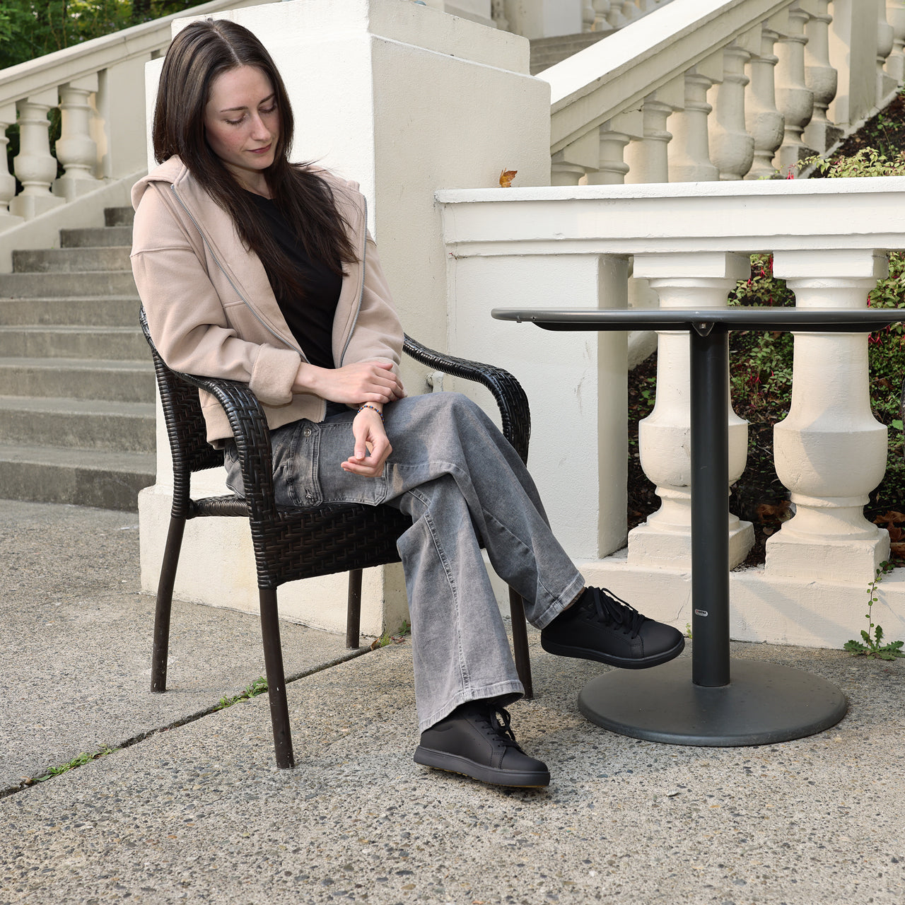 WCV002P Charlie BLK Lifestyle StepsChair SQ