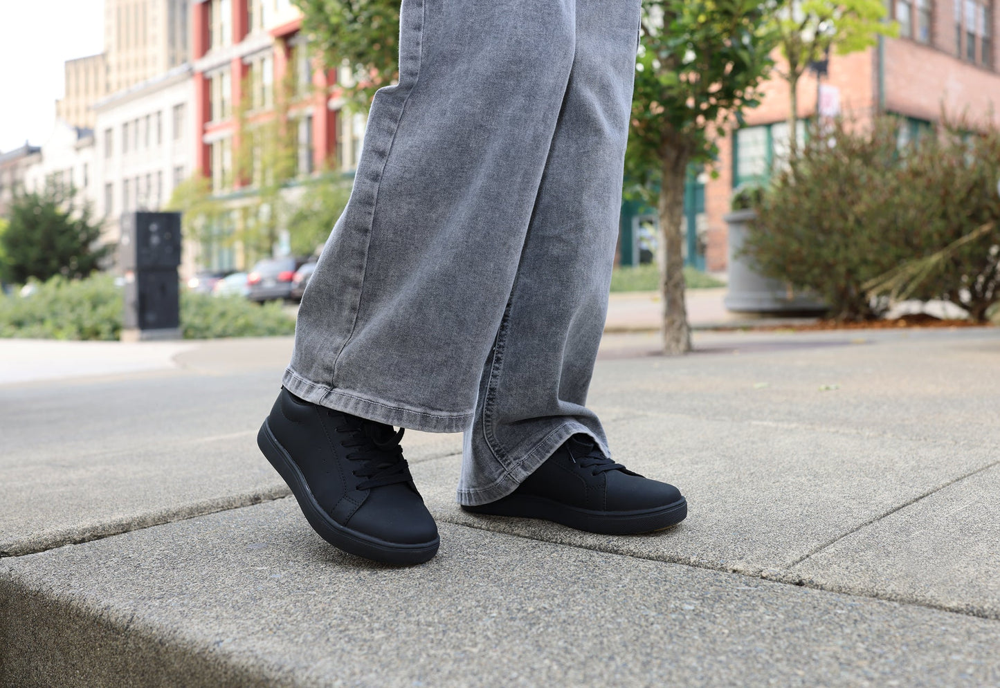 WCV002P Charlie BLK Lifestyle StepsSidewalk