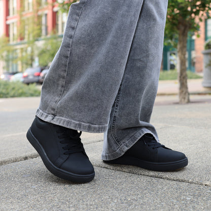 WCV002P Charlie BLK Lifestyle StepsSidewalk SQ
