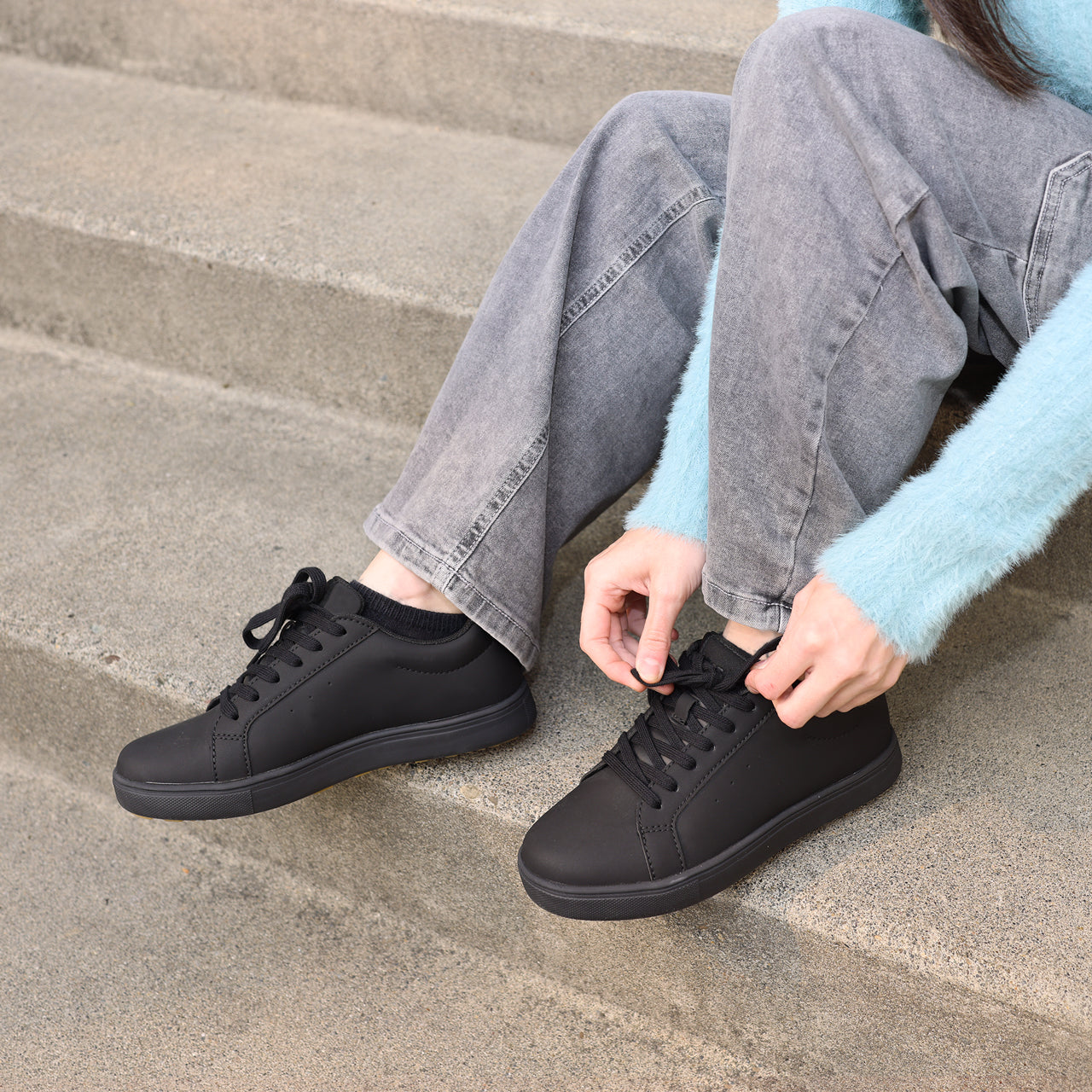 WCV002P Charlie BLK Lifestyle StepsTeal Laces SQ