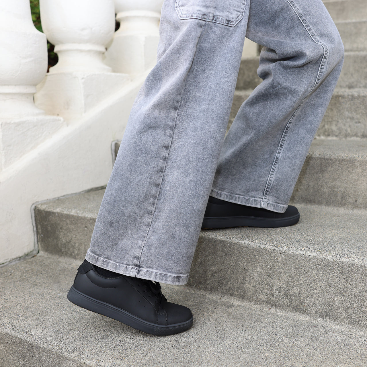 WCV002P Charlie BLK Lifestyle Steps OVIV SQ
