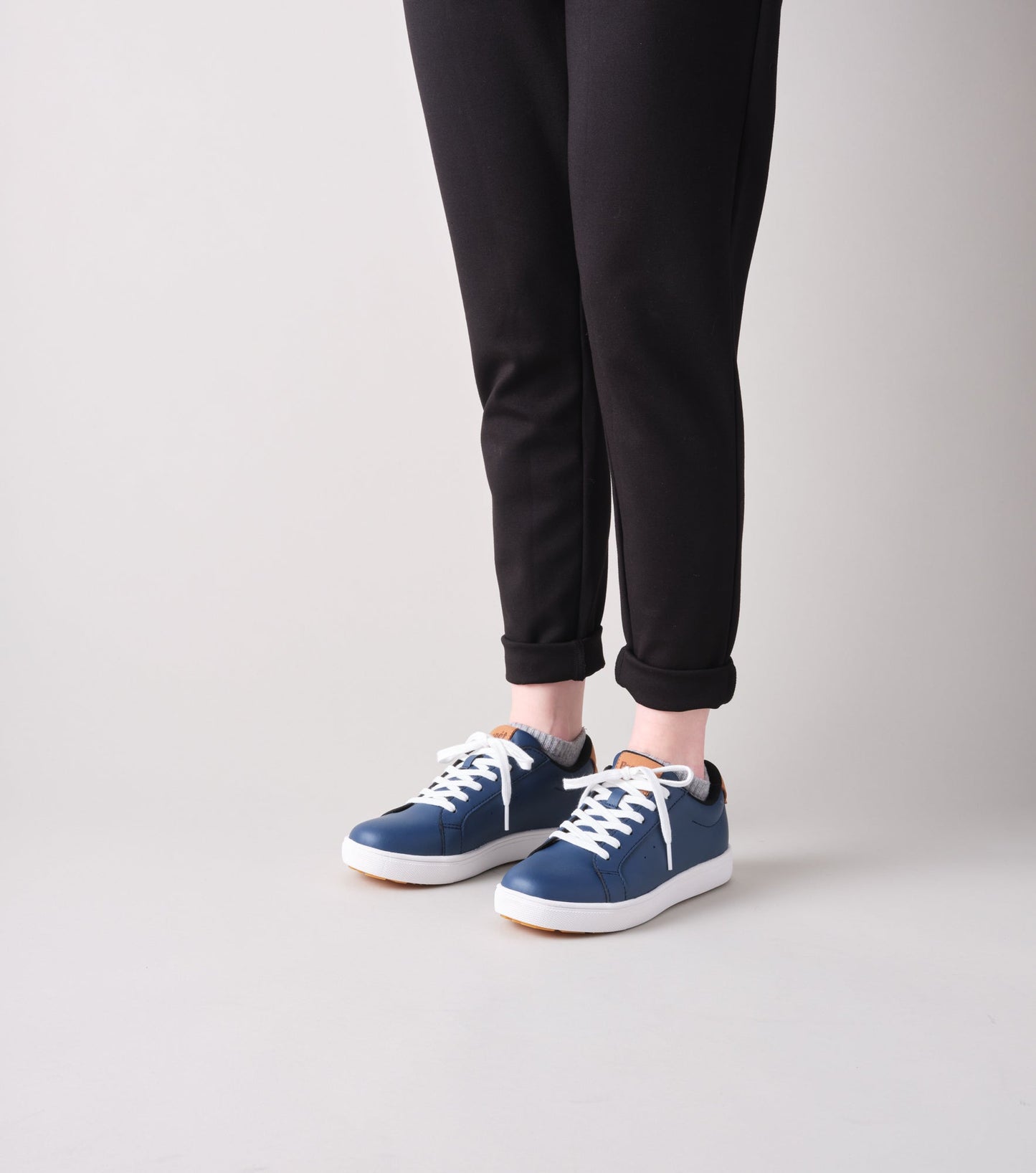 WCV002P Charlie NVY Editorial OnFoot 3V