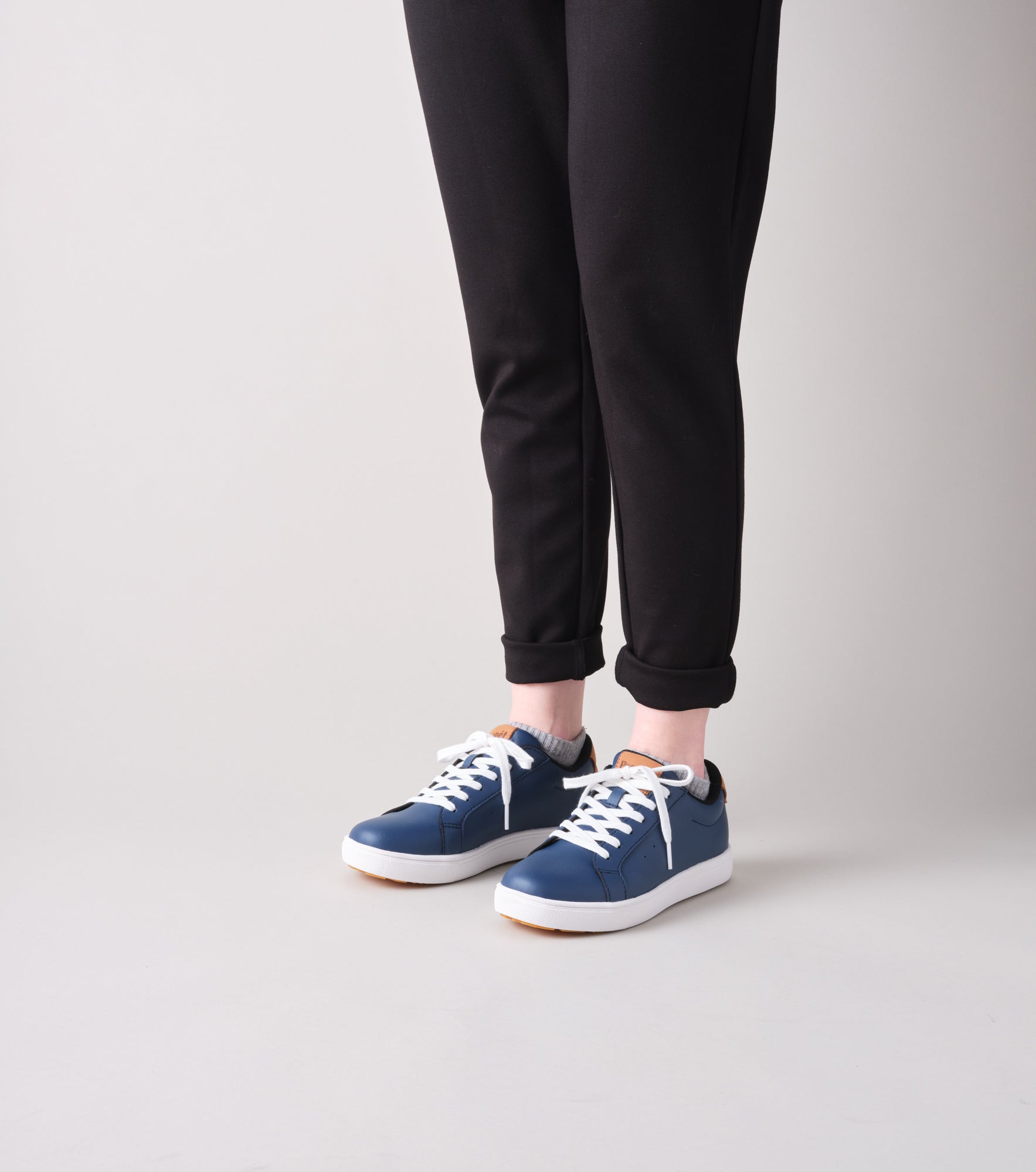 WCV002P Charlie NVY Editorial OnFoot 3V