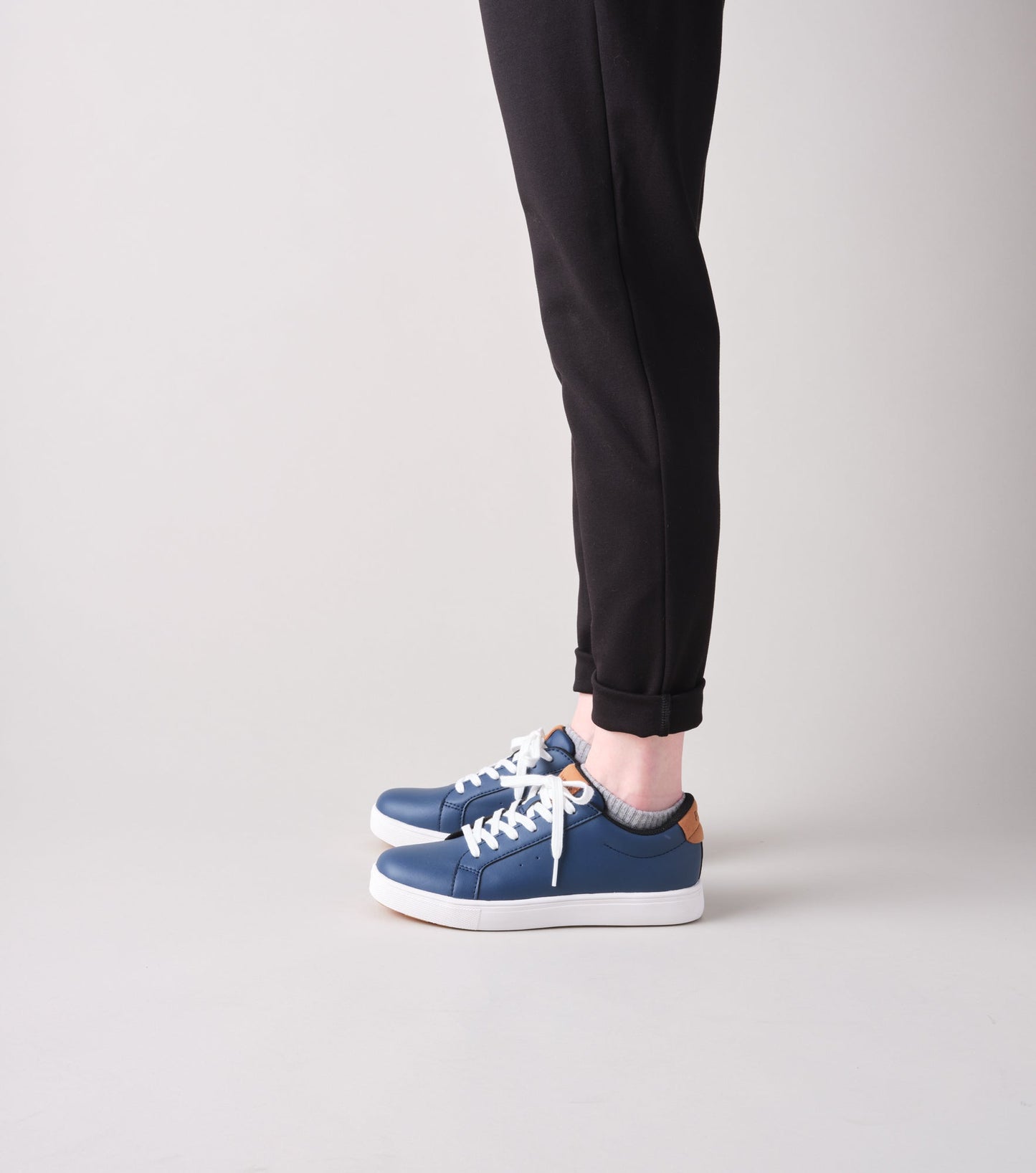 WCV002P Charlie NVY Editorial OnFoot OV