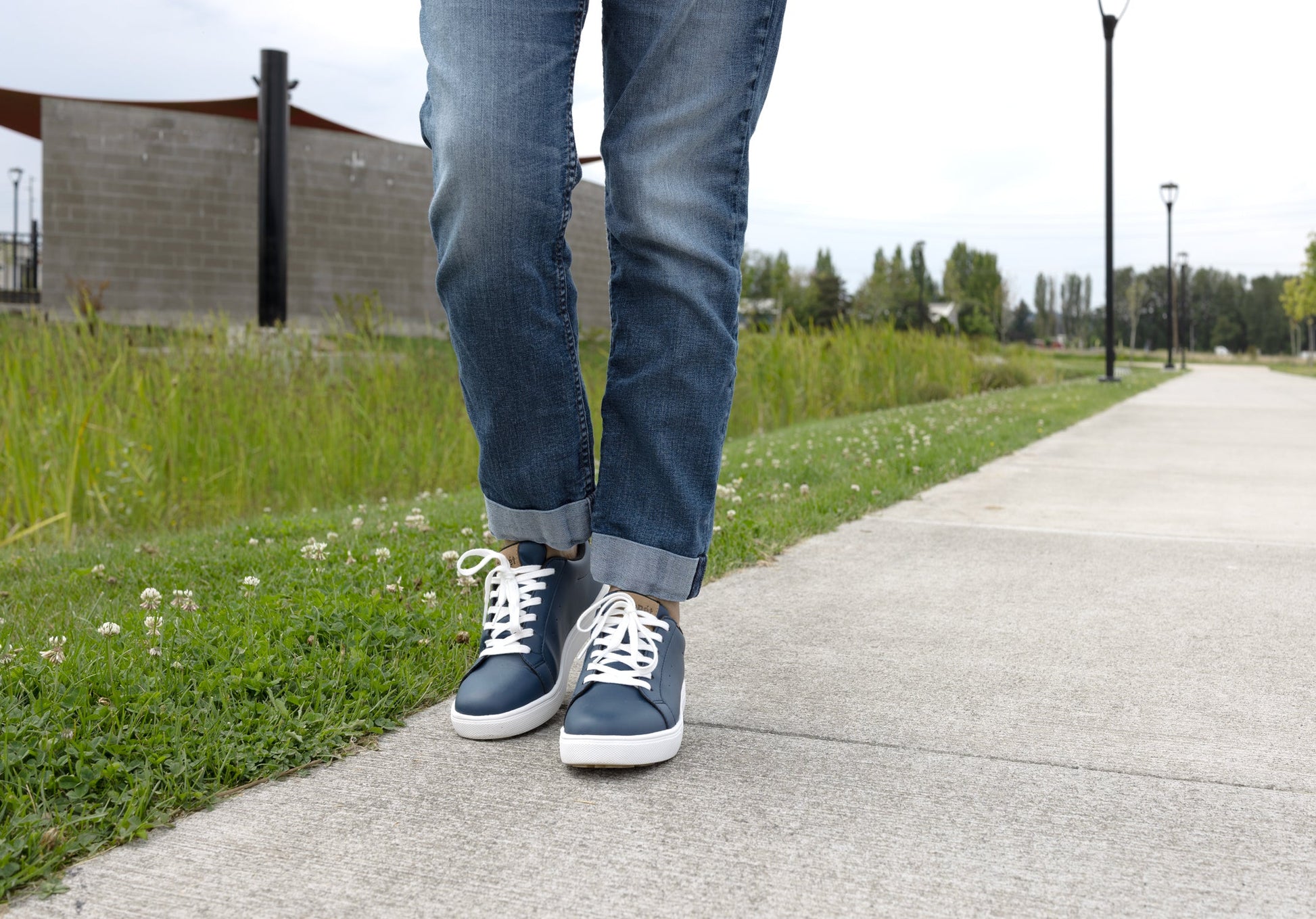 WCV002P Charlie NV Lifestyle Sidewalk FV