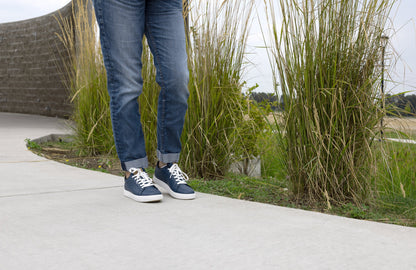 WCV002P Charlie NV Lifestyle Sidewalk OV