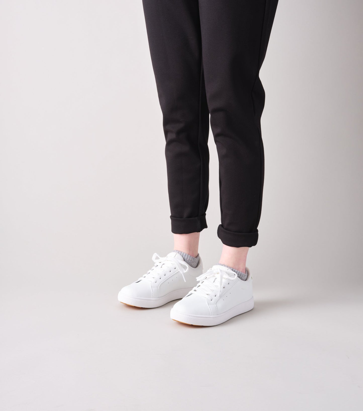 WCV002P Charlie WHT Editorial OnFoot 3V