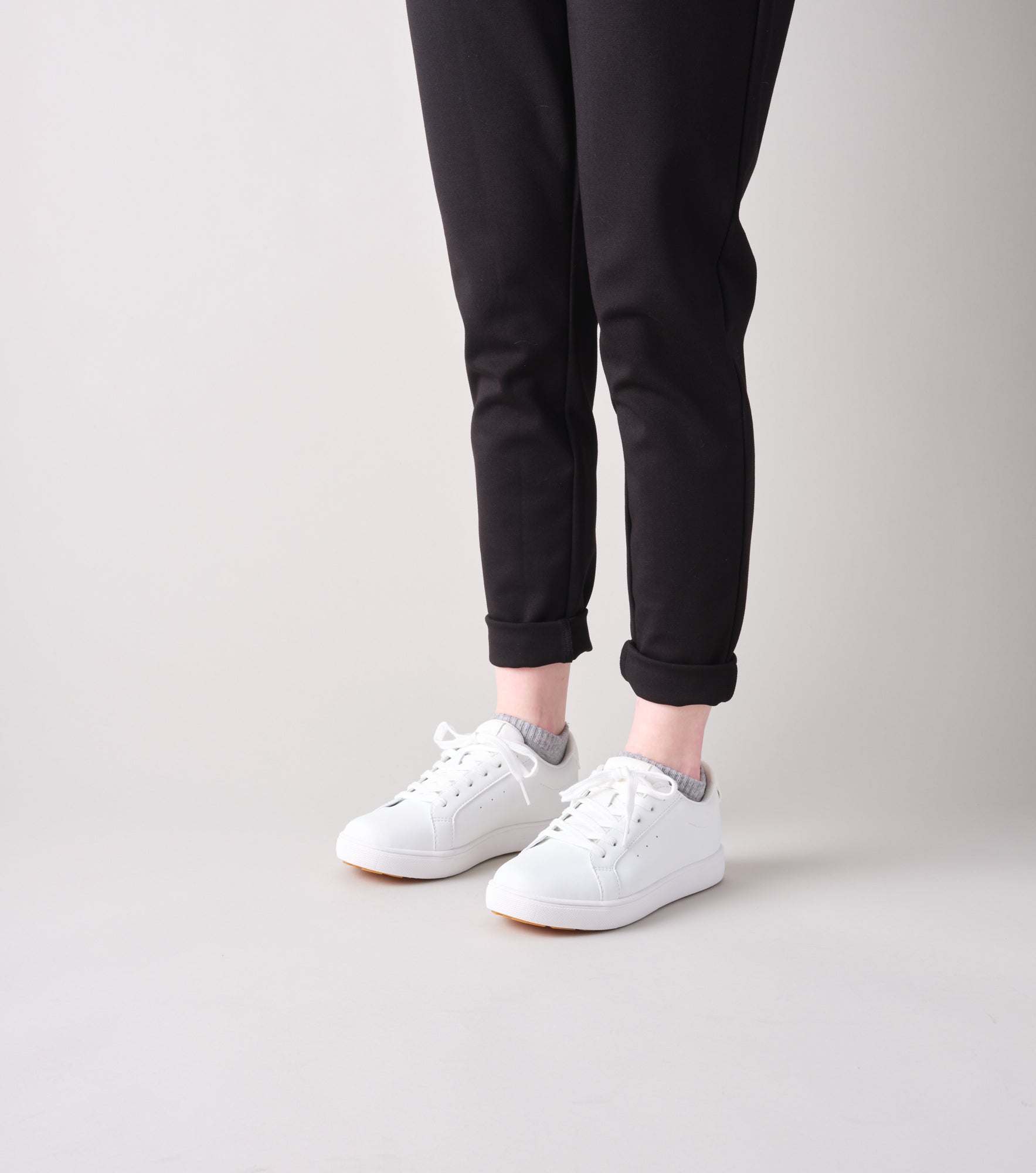 WCV002P Charlie WHT Editorial OnFoot 3V
