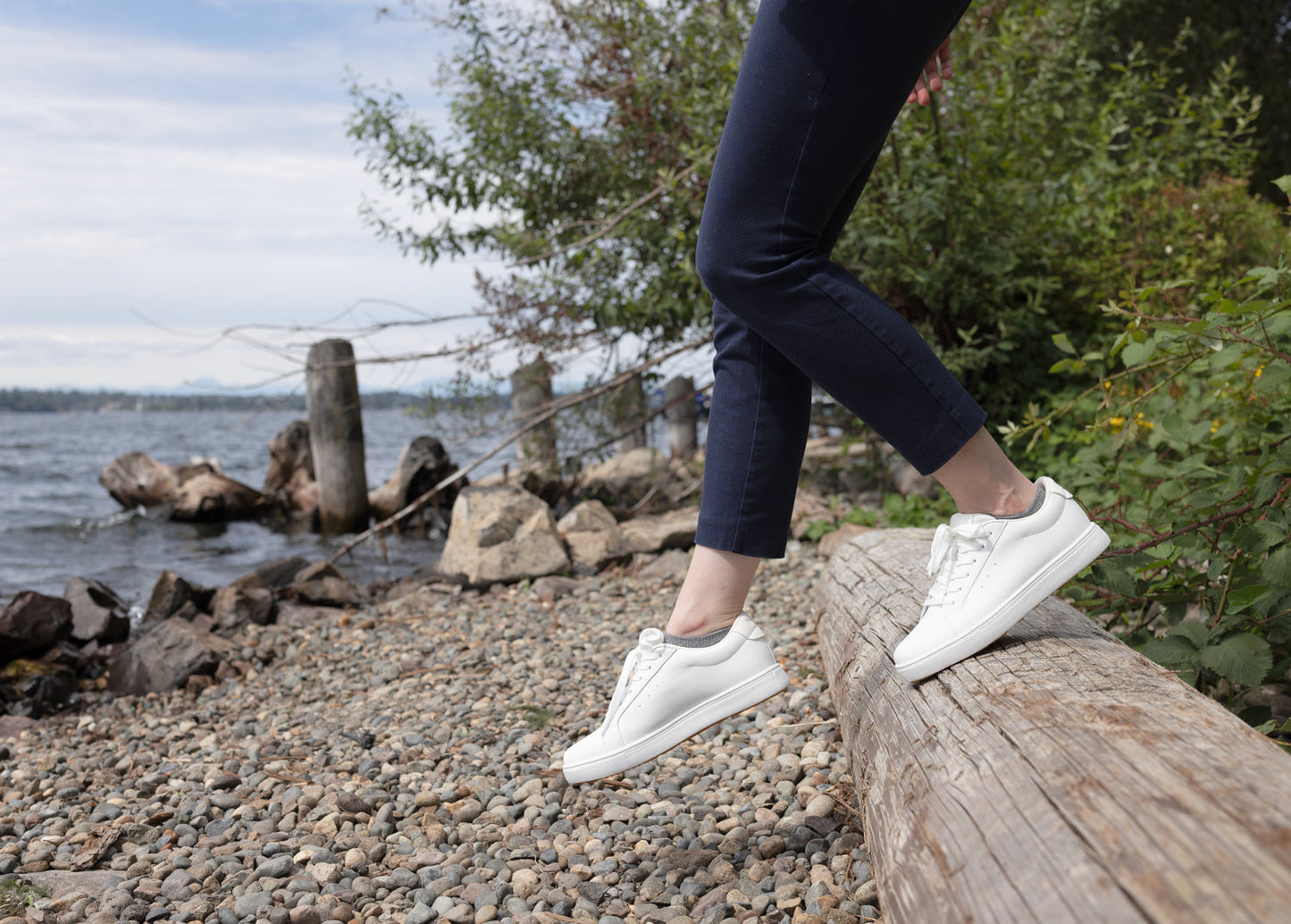 WCV002P Charlie WHT Lifestyle WaterTrail 1