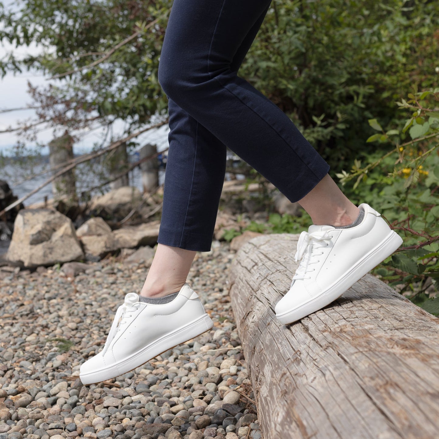 WCV002P Charlie WHT Lifestyle WaterTrail 1 SQ