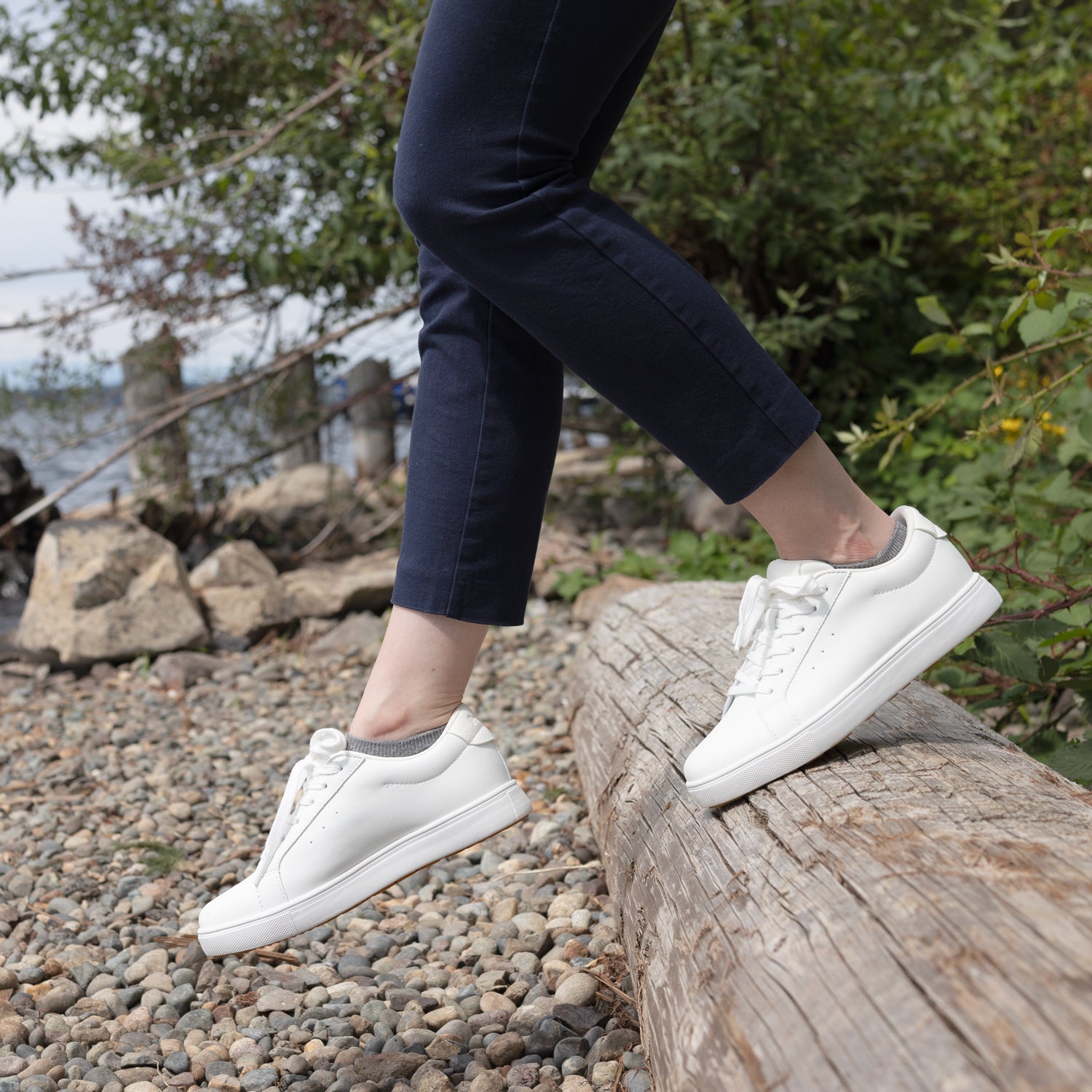 WCV002P Charlie WHT Lifestyle WaterTrail 1 SQ