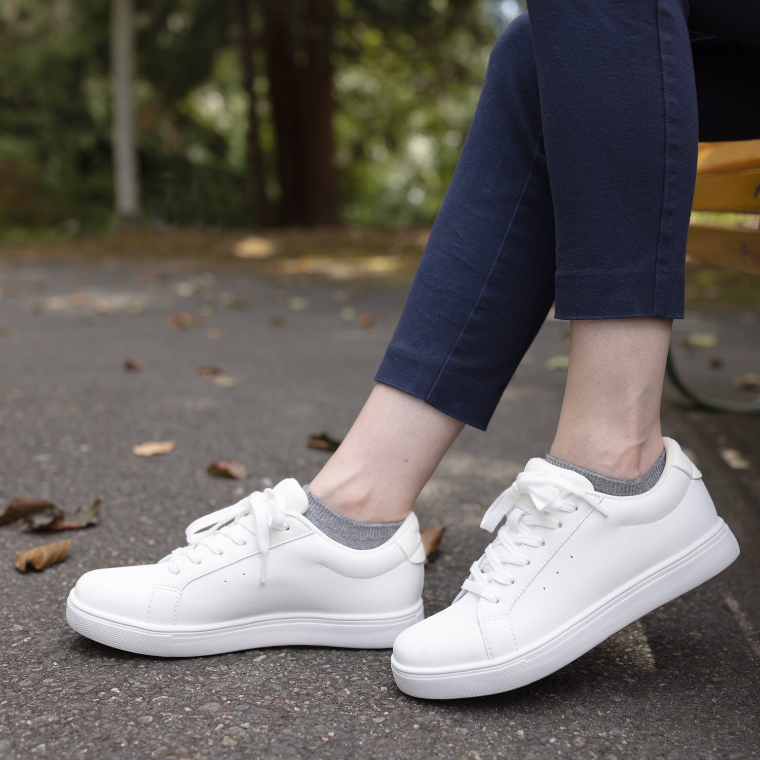 WCV002P Charlie WHT Lifestyle WaterTrail 3 SQ