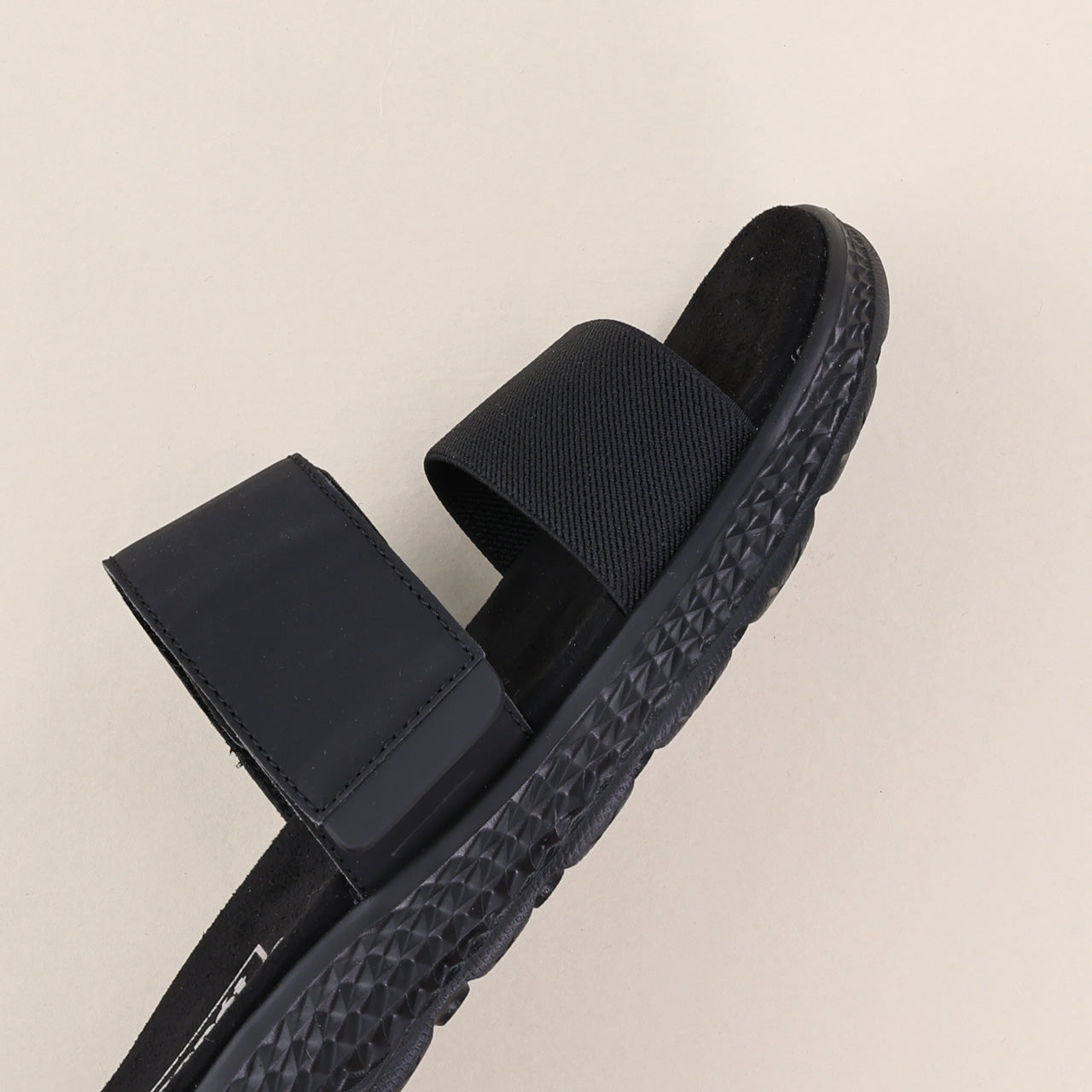 WST193P TravelActiv Allegra Slide BLK Editorial OV