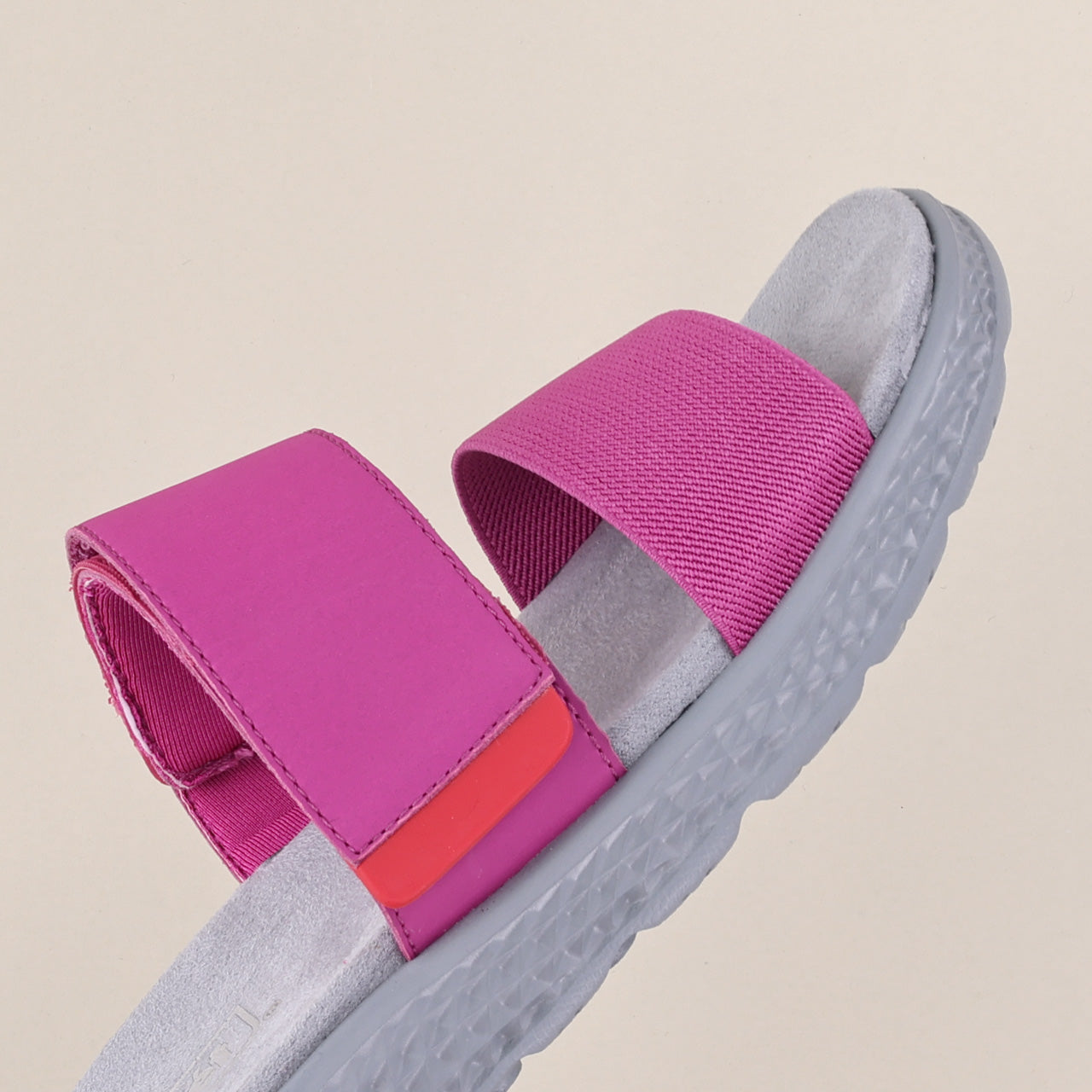 WST193P TravelActiv Allegra Slide GFU Editorial OV